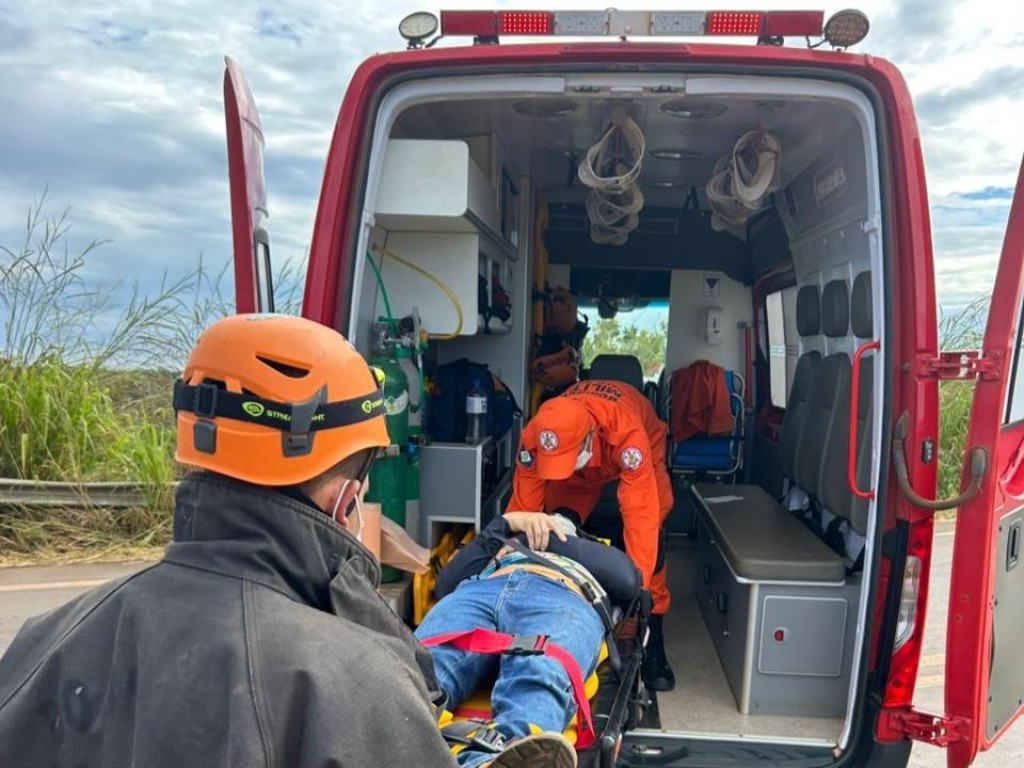 Corpo de Bombeiros socorre vítima de acidente envolvendo três veículos em Campo Novo do Parecis
